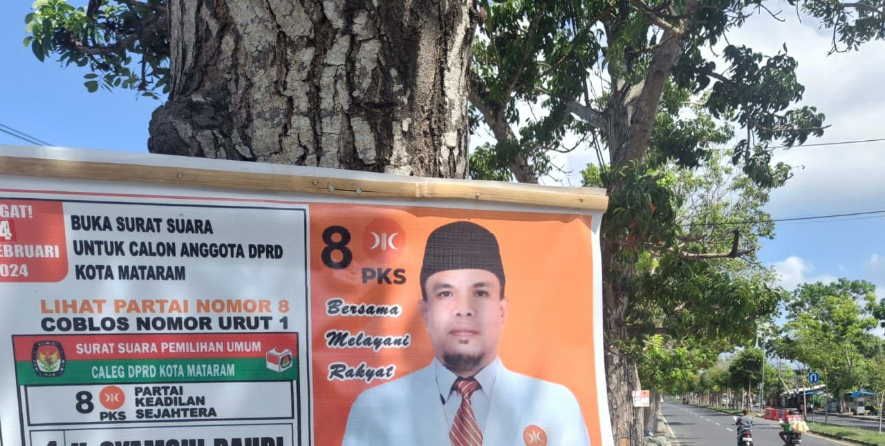 Salah satu poster caleg yang terpasang di pohon pinggir jalan lingkar Selatan.