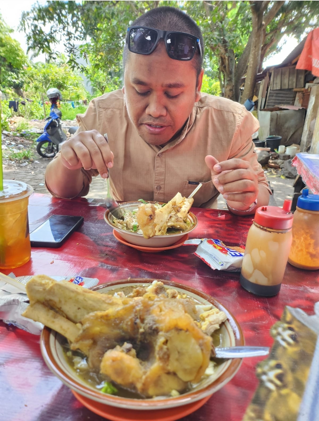 Penulis saat menikmati Soto Sumsum  di Warung Soto Sasak Tulen Ali Baba