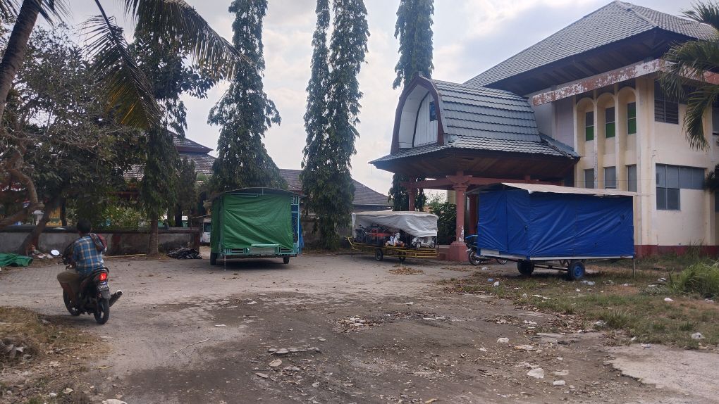 AKAN DIBONGKAR: Seorang pengendara motor melintas di depan eks kantor Dinas Pendidikan Loteng, belum lama ini.