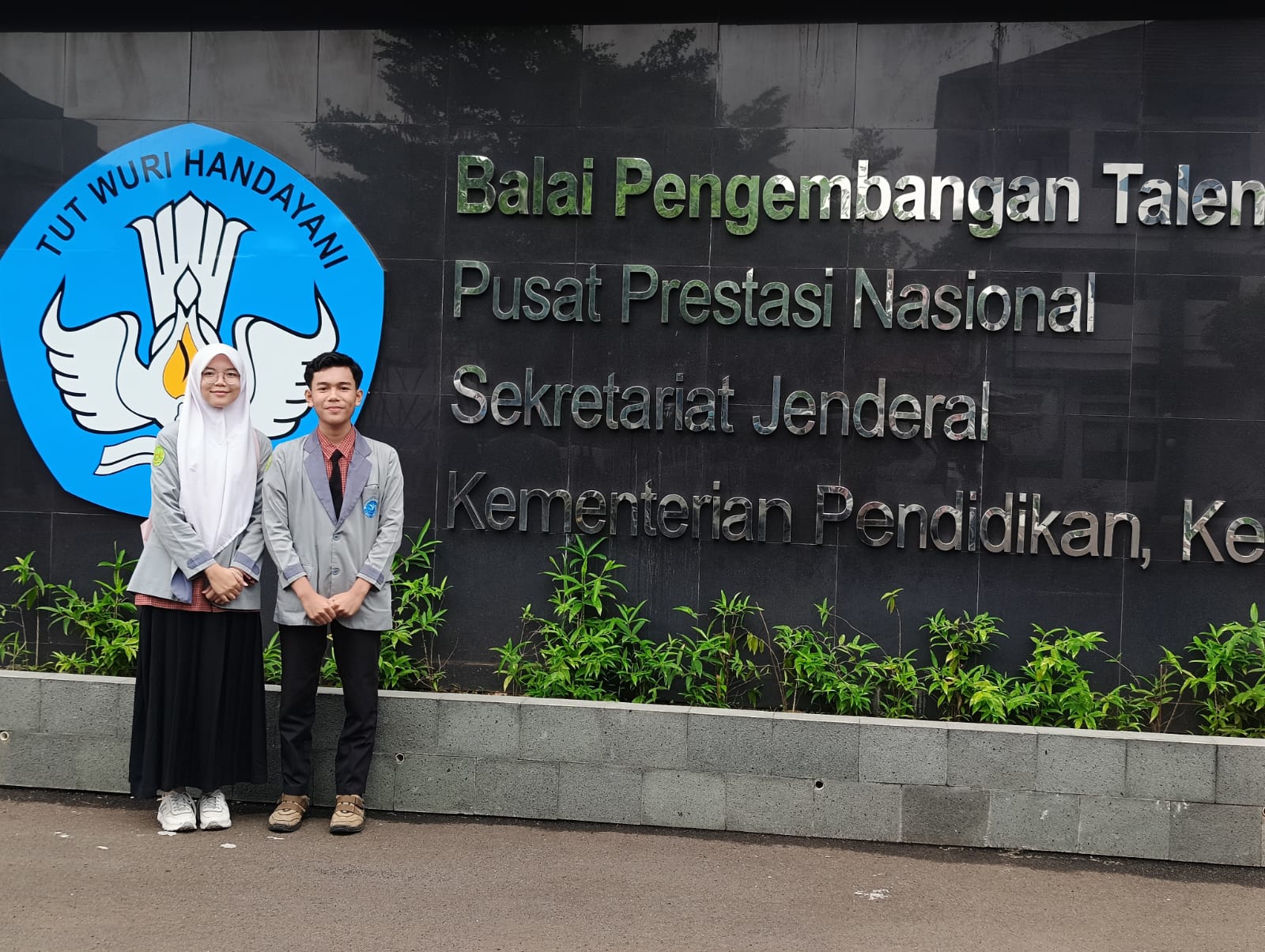 MEMBANGGAKAN: Fatina Nurhafiza (kiri) dan M Sidik Alburhan (kanan) yang tergabung dalam Tim KIR MAN 1 Lotim, mengikuti lomba inovasi Kemendikbudristek, Senin (27/11). (MAN 1 LOTIM FOR LOMBOK POST)