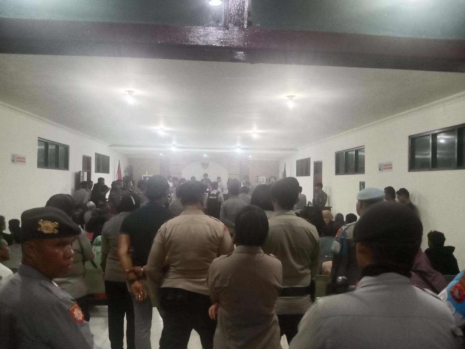 DIVONIS TINGGI: Suasana sidang empat terdakwa terdakwa pembunuhan terhadap korban Jakariah di PN Raba Bima. (FIRMAN/LOMBOK POST)