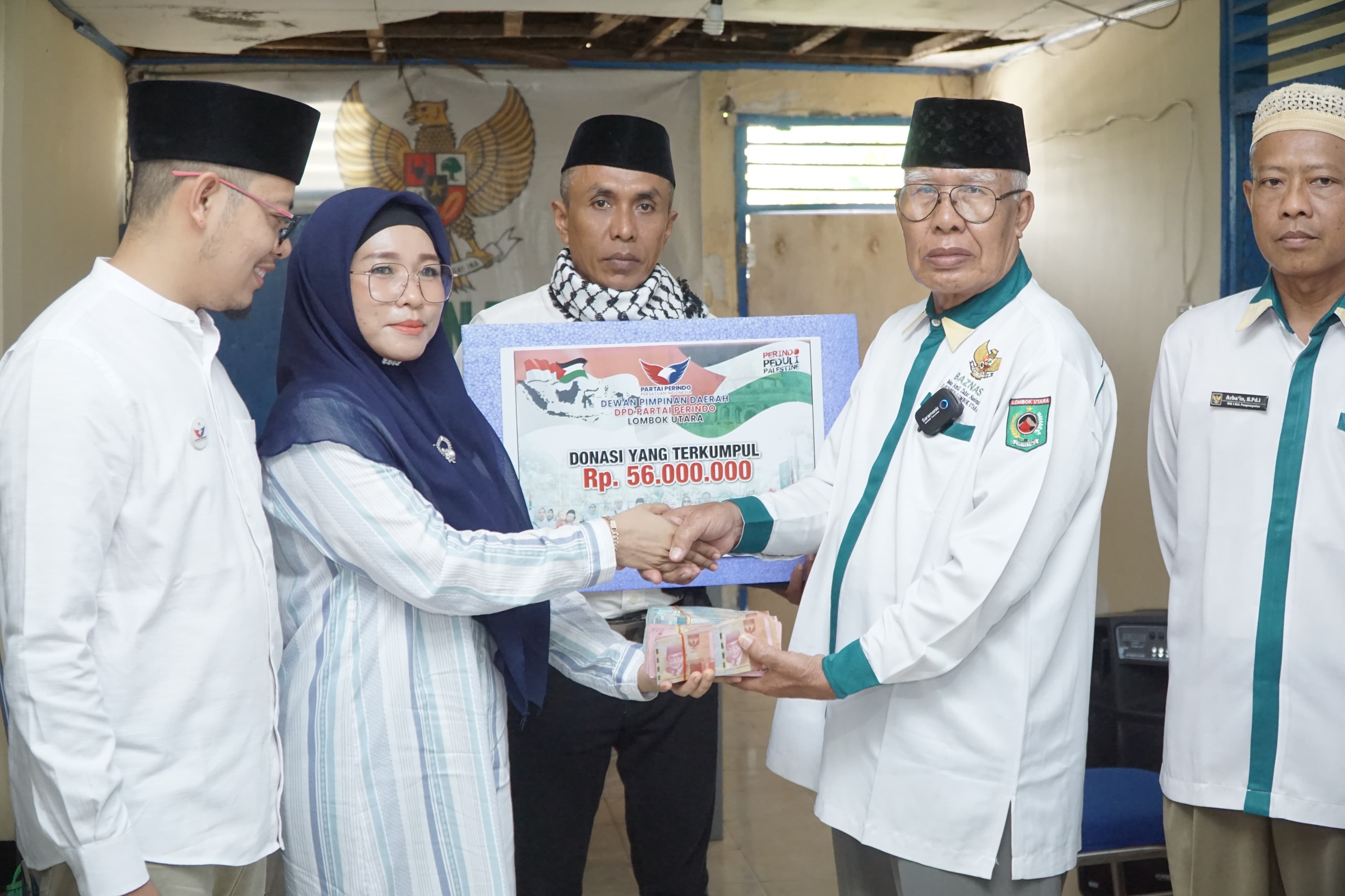 SERAHKAN DONASI: Ketua DPD Partai Perindo KLU Hj Aryani Rahmawati (dua dari kiri) menyerahkan bantuan masyarakat dan pengurus di DPD Perindo KLU, Senin (27/11).(NURUL/LOMBOK POST)