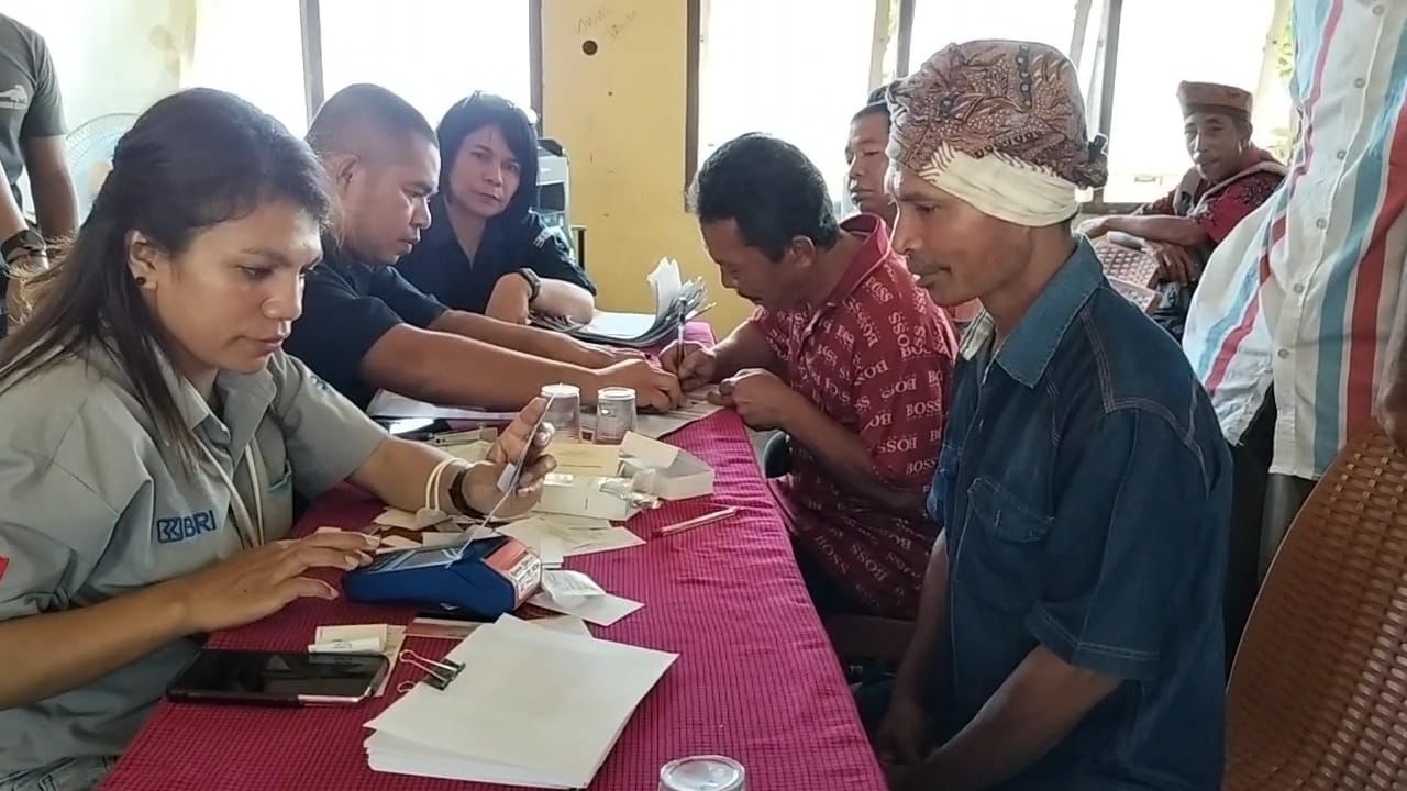 Warga Poco Leok menerima uang ganti rugi atas lahan mereka yang terdampak proyek PLTP Ulumbu 5-6.