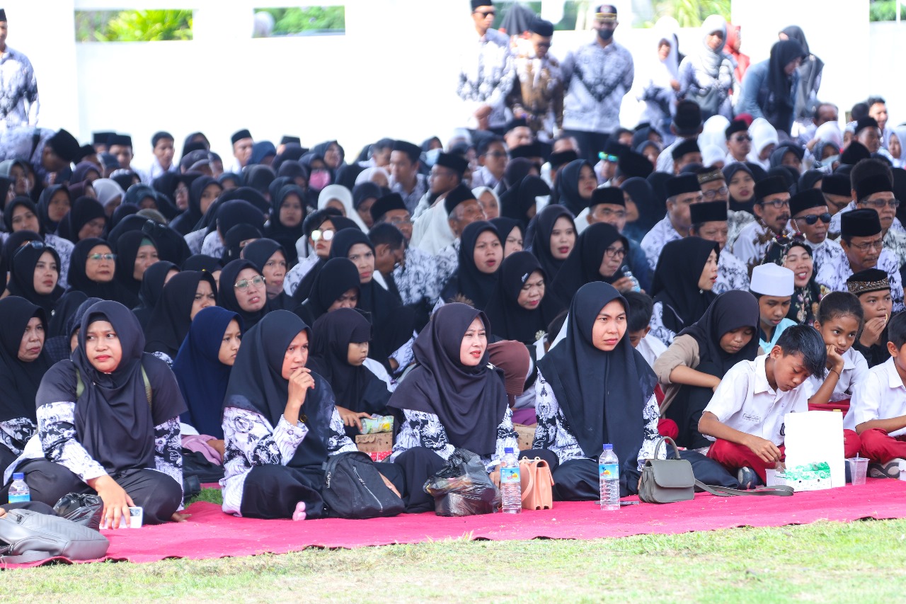 Ribuan guru lingkup Pemkab Loteng menghadiri Tasyakuran Hari Guru Nasional di halaman kantor bupati, Senin (27/11).