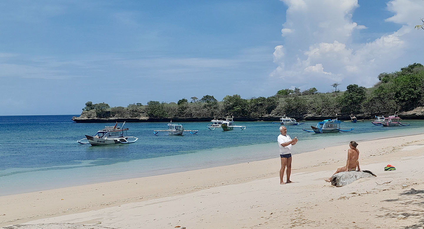 Sepasang bule menikmati keindahan Pantai Pink di Desa Desa Sekaroh, Kecamatan Jerowaru, Lombok Timur.