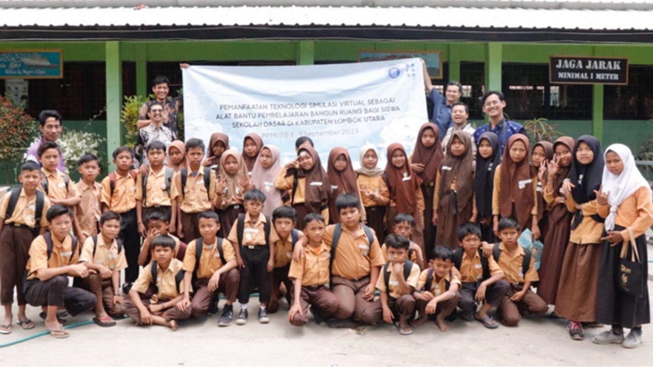 VIRTUAL : Para Siswa SDN 04 Sukadana Lombok Utara (KLU) bersama tim dari ITB berpose bersama di sela-sela pengenalan teknologi virtual reality (VR) pada proses belajar siswa sekolah dasar 8-9 Septembe