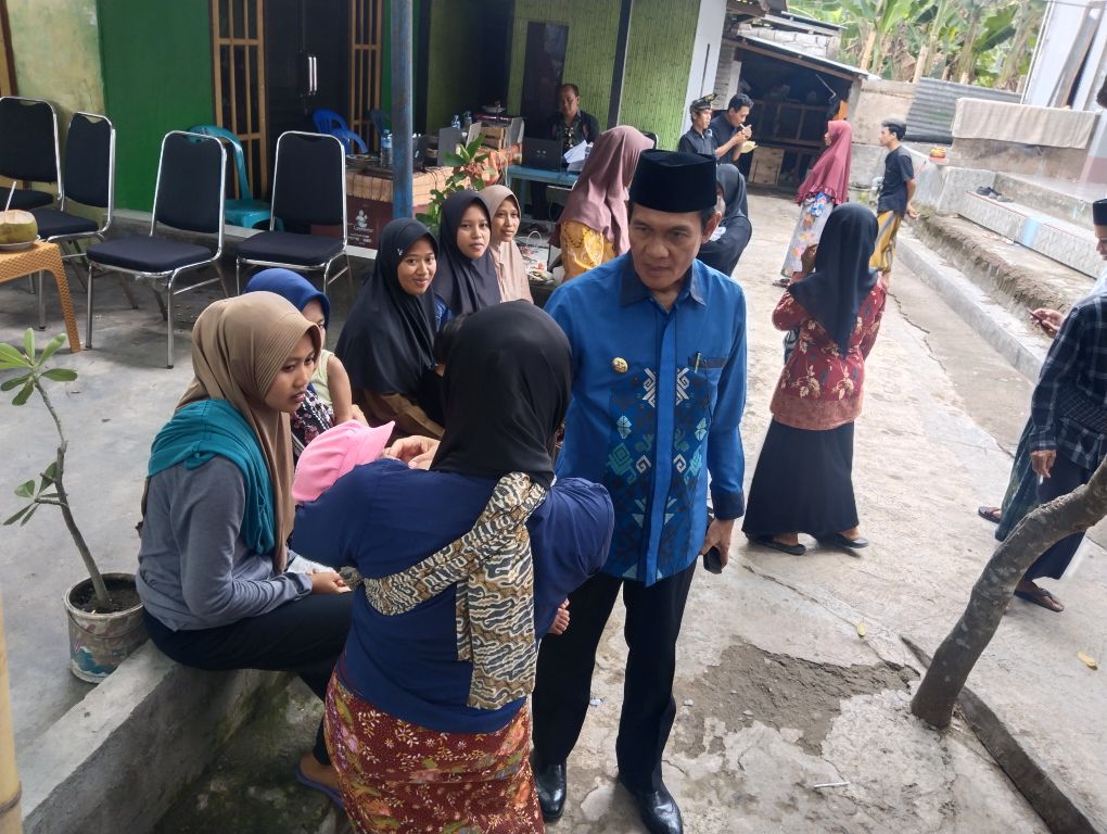 TERUS DIPANTAU: Wakil Bupati Loteng HM Nursiah berbincang dengan para ibu usai membawa anak mereka ke posyandu di Desa Jelantik, Kecamatan Jonggat, Loteng, Selasa (28/11).