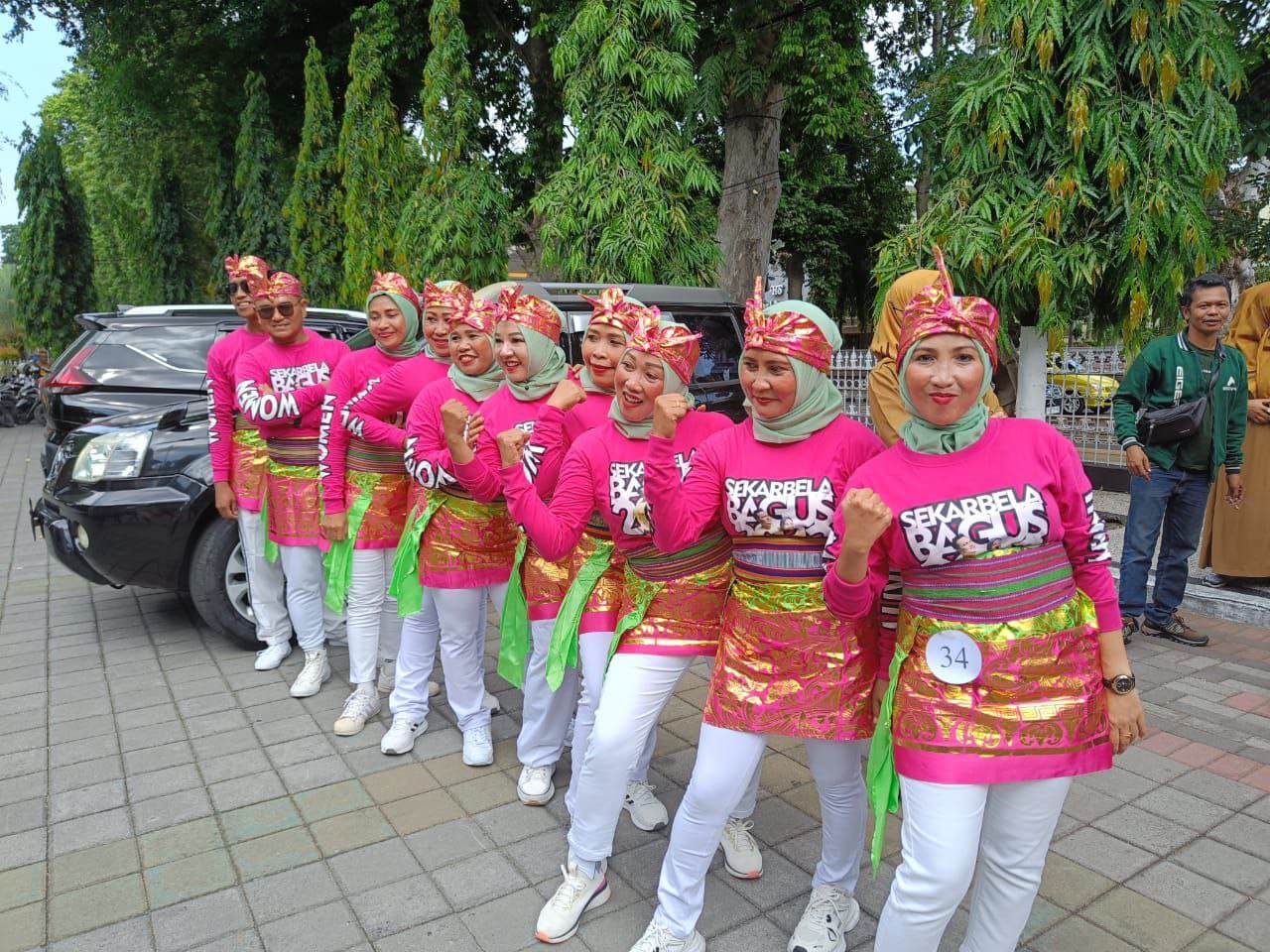 Camat Sekarbela Cahya Samudra dan timnya saat nge-dance di halaman kantor Wali Kota Mataram.