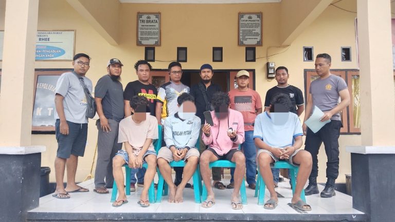 INI PELAKUNYA: Empat pelaku pencurian saat diamankan di Polres Sumbawa. (POLRES SUMBAWA FOR LOMBOK POST)