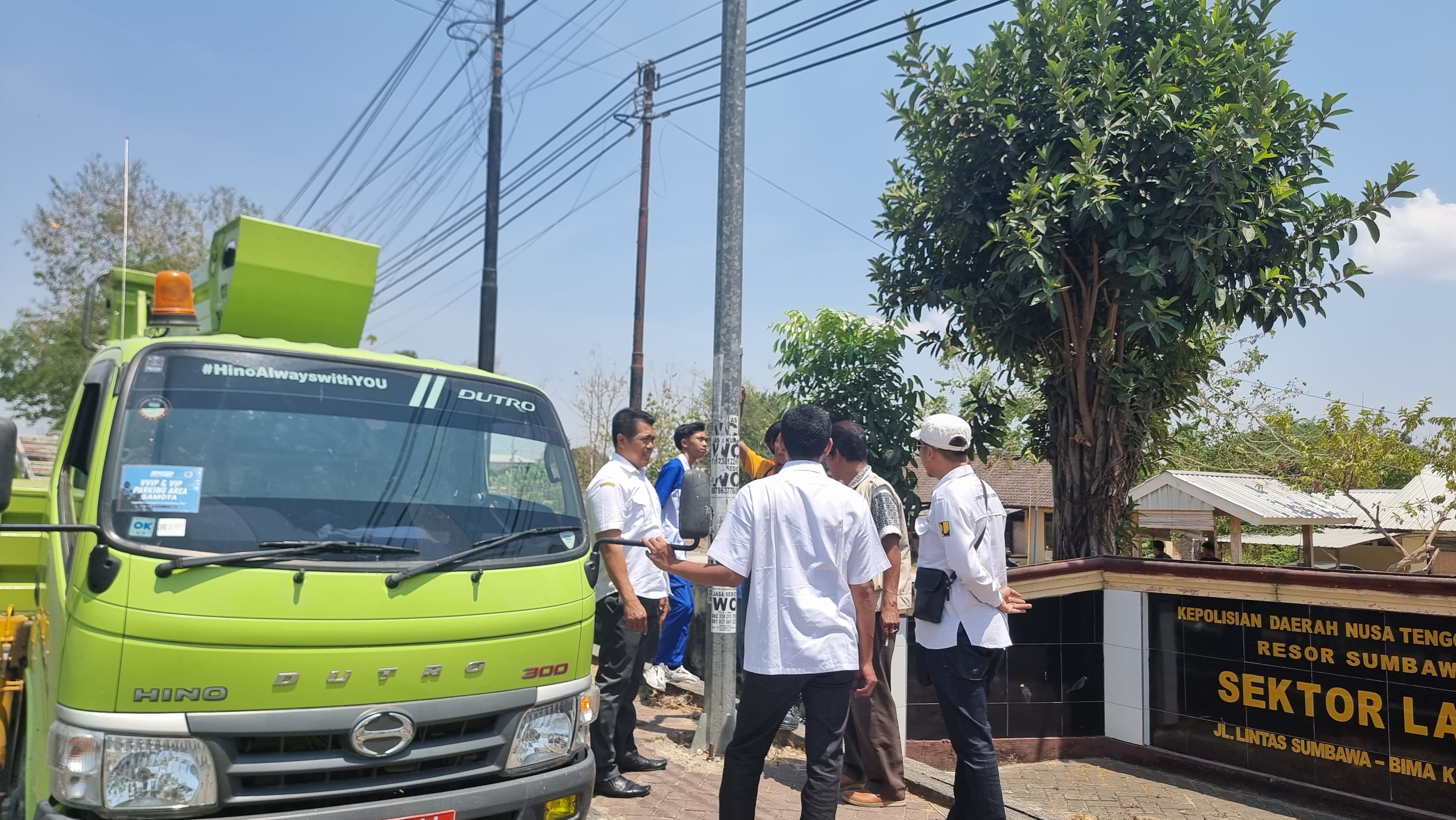 TINJAU: Kadis PRKP Sumbawa Pipin Bitongo beserta jajarannya meninjau lokasi pembangunan PSU. (ABET/LOMBOK POST)