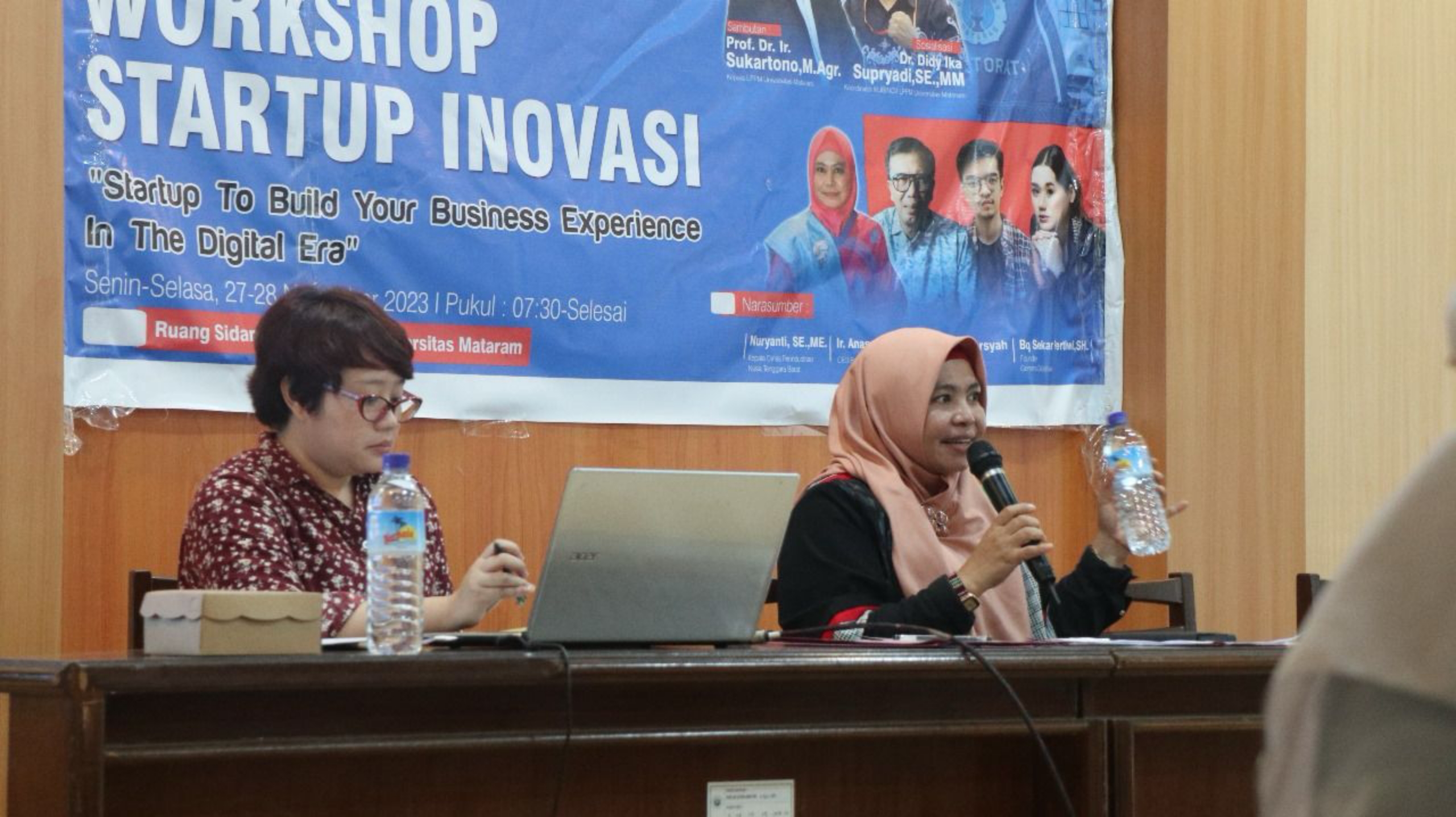 SAMPAIKAN MATERI: Kepala Dinas Perindustrian NTB Nuryanti (kanan) saat menyampaikan materi terkait perizinan usaha pada puluhan pengusaha muda NTB. (DISPERIN NTB FOR LOMBOK POST)