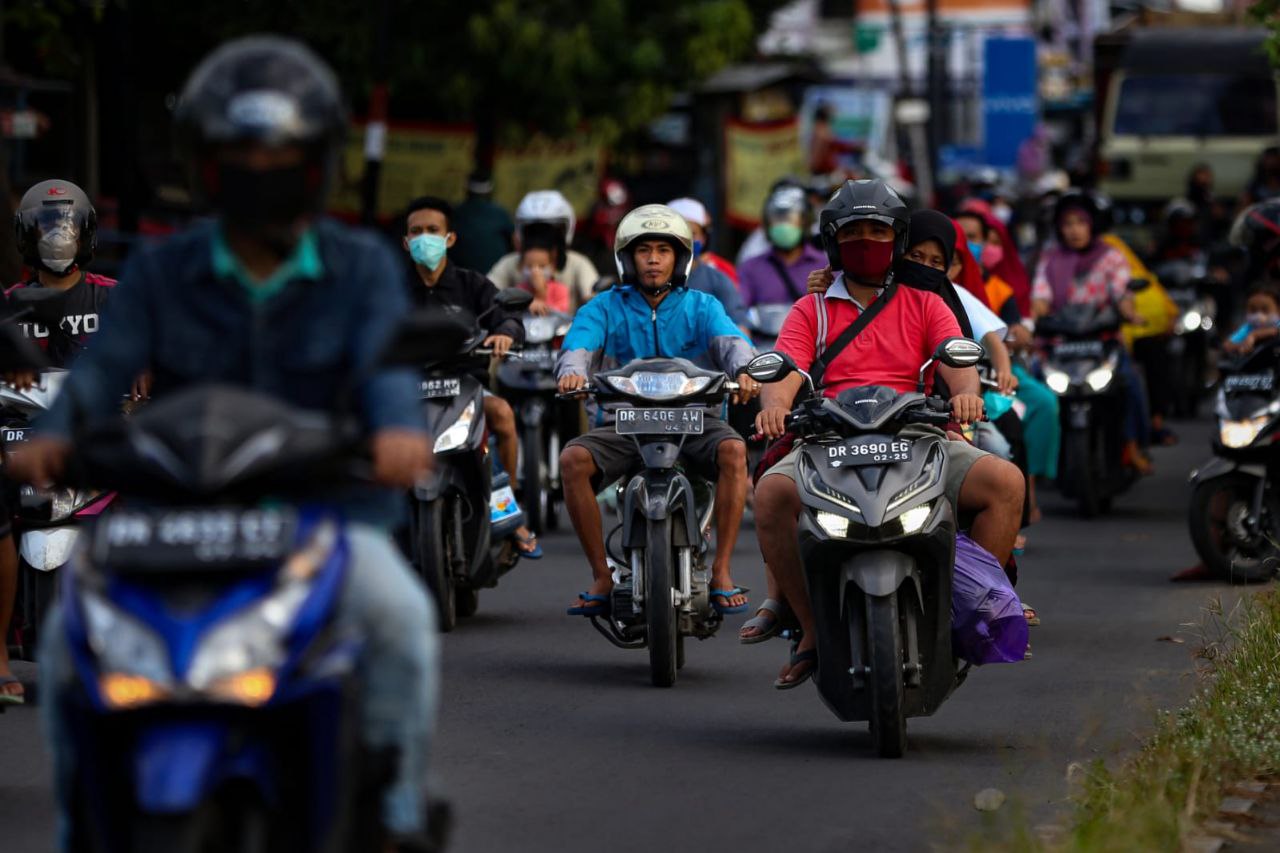 Pengendara melintas di simpang tiga Dakota, Rembiga, Kota Mataram.