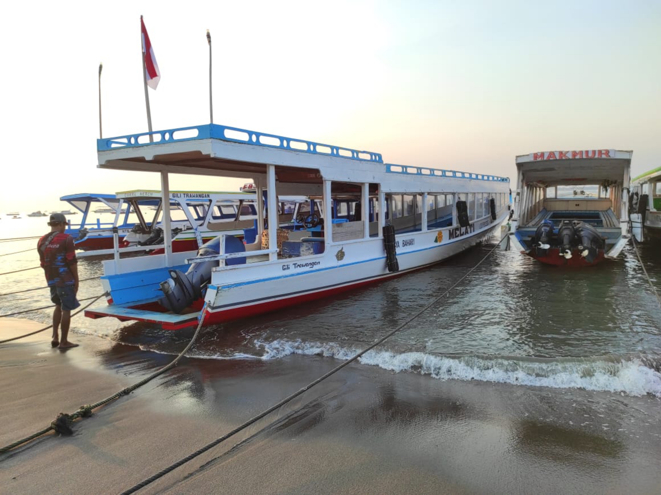 TUNGGU PENUMPANG: Salah satu kapal publik yang tengah menunggu penumpang di Pelabuhan Bangsal, pekan lalu.(FERIAL/LOMBOK POST)