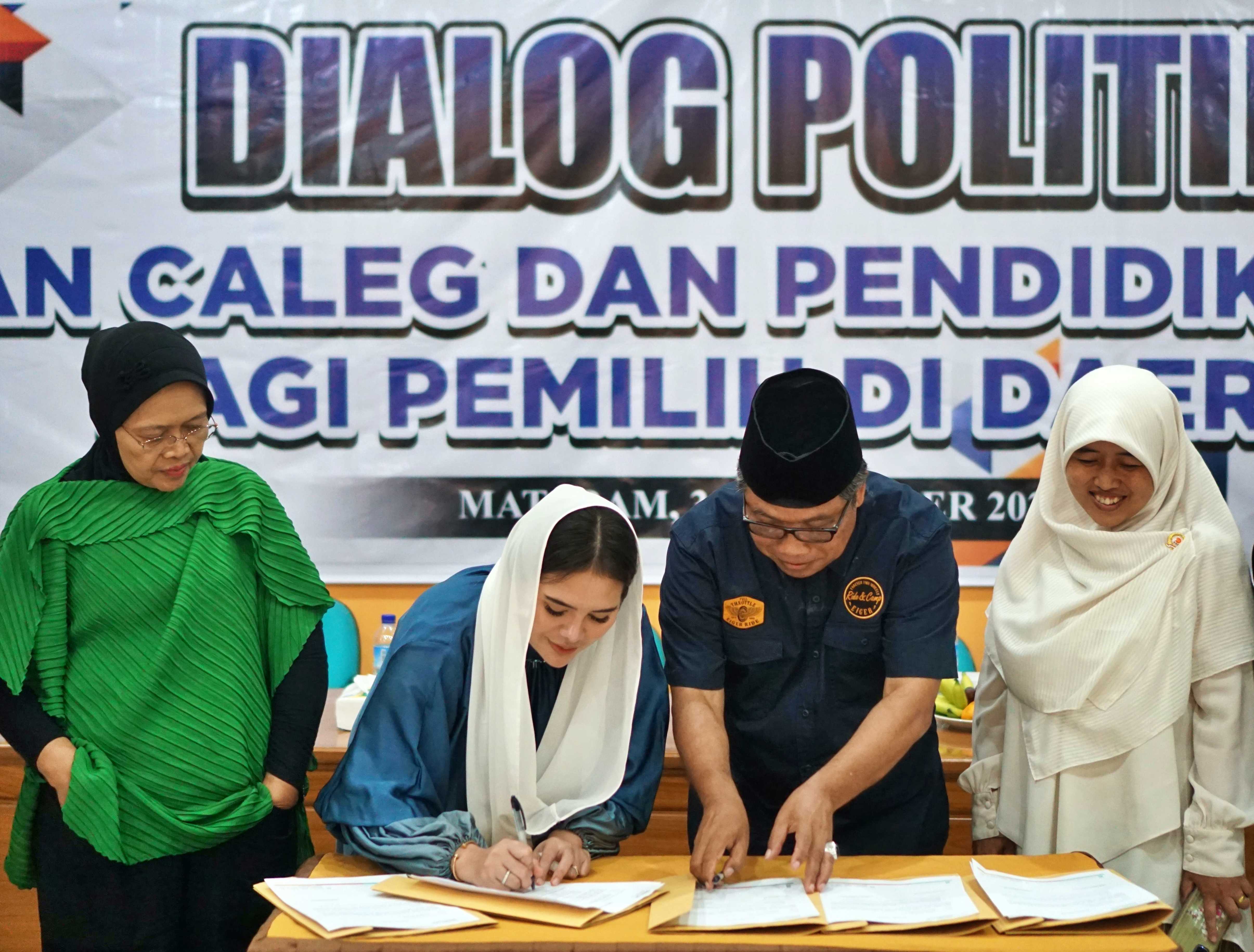 KOMITMEN CALEG: Sejumlah Caleg perempuan menandatangani kontrak politik di acara dialog politik yang digelar Migran Care NTB, di Kota Mataram, Kamis (30/11).