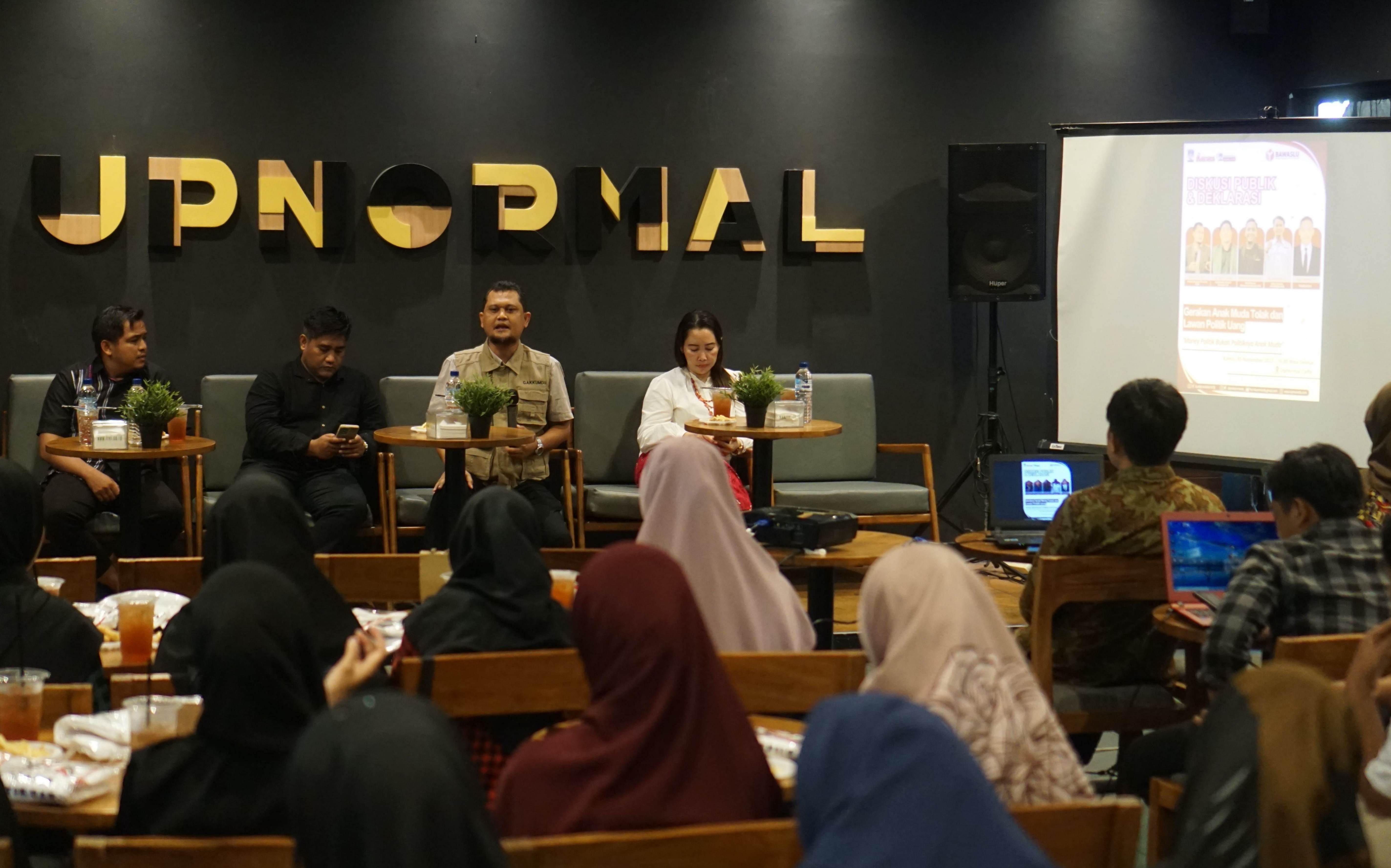 TOLAK POLITIK UANG: Ketua Bawaslu NTB Itratip (dua dari kanan) mengisacara sosialisasi pengawasan tahapan kampanye