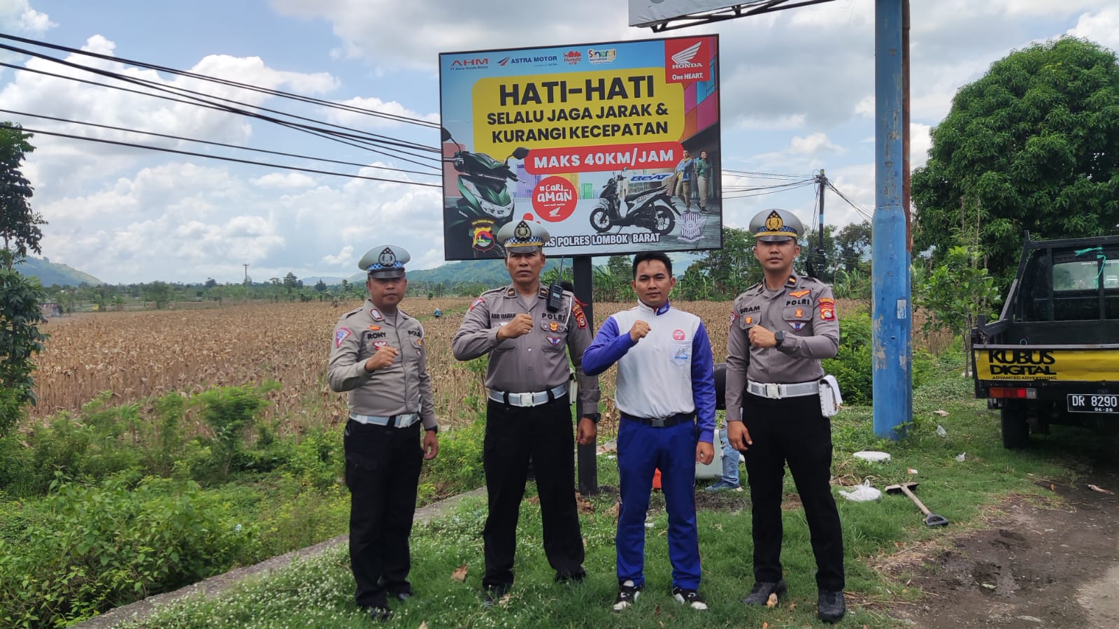 KOLABORASI: Tim safety riding Astra Motor NTB bersama Polres Lobar, dalam sebuah kesempatan.(HONDA FOR LOMBOK POST)