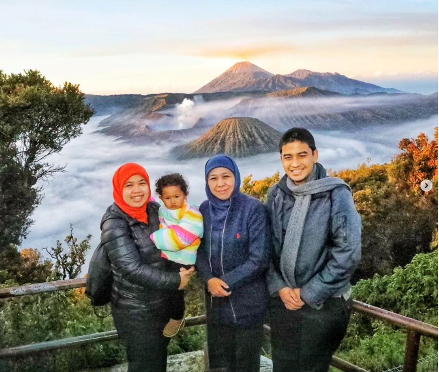 Tangkapan layar IG Khofifah Indar Parawansa dengan latar belakang Gunung Bromo.