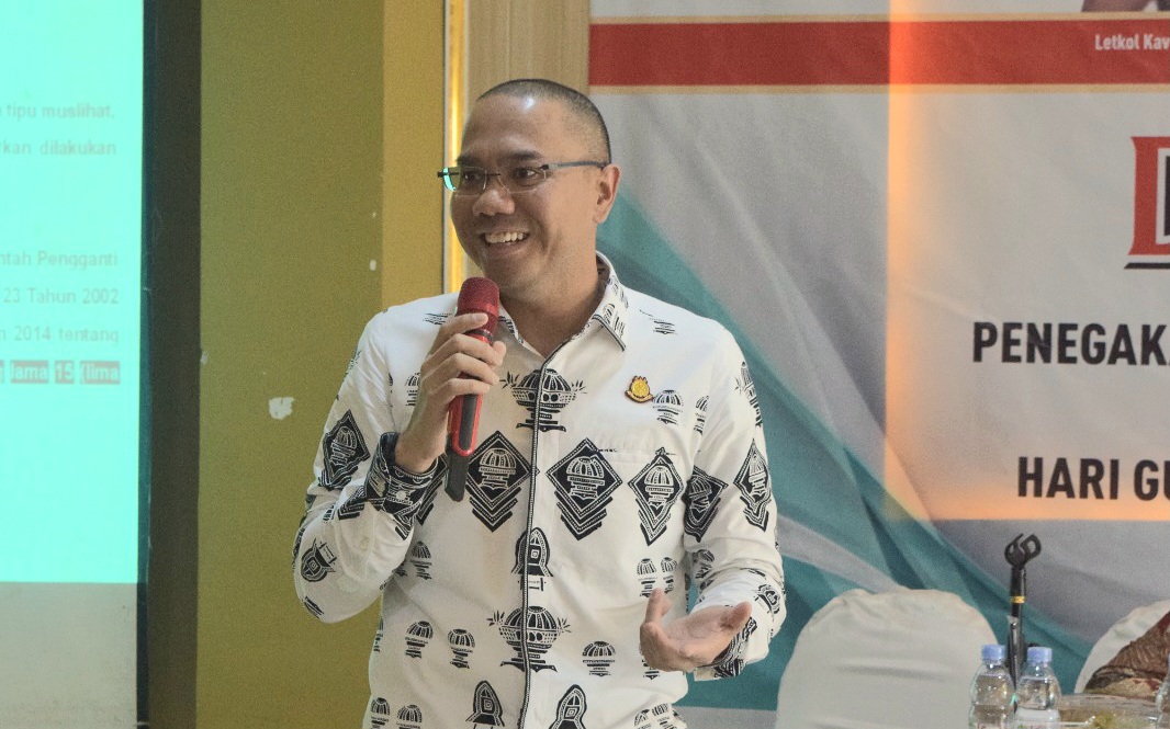 Kajari Dompu Marlambson Carel Williams saat memberikan materi terkait pemahaman hukum bagi para guru di Kabupaten Dompu.