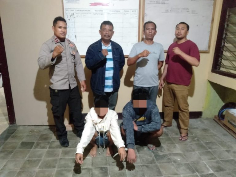 DIAMANKAN: Pelaku IP dan AM saat diamankan di Polsek Moyo Hulu, Jumat malam (1/12).(POLSEK MOYO HULU FOR LOMBOK POST)