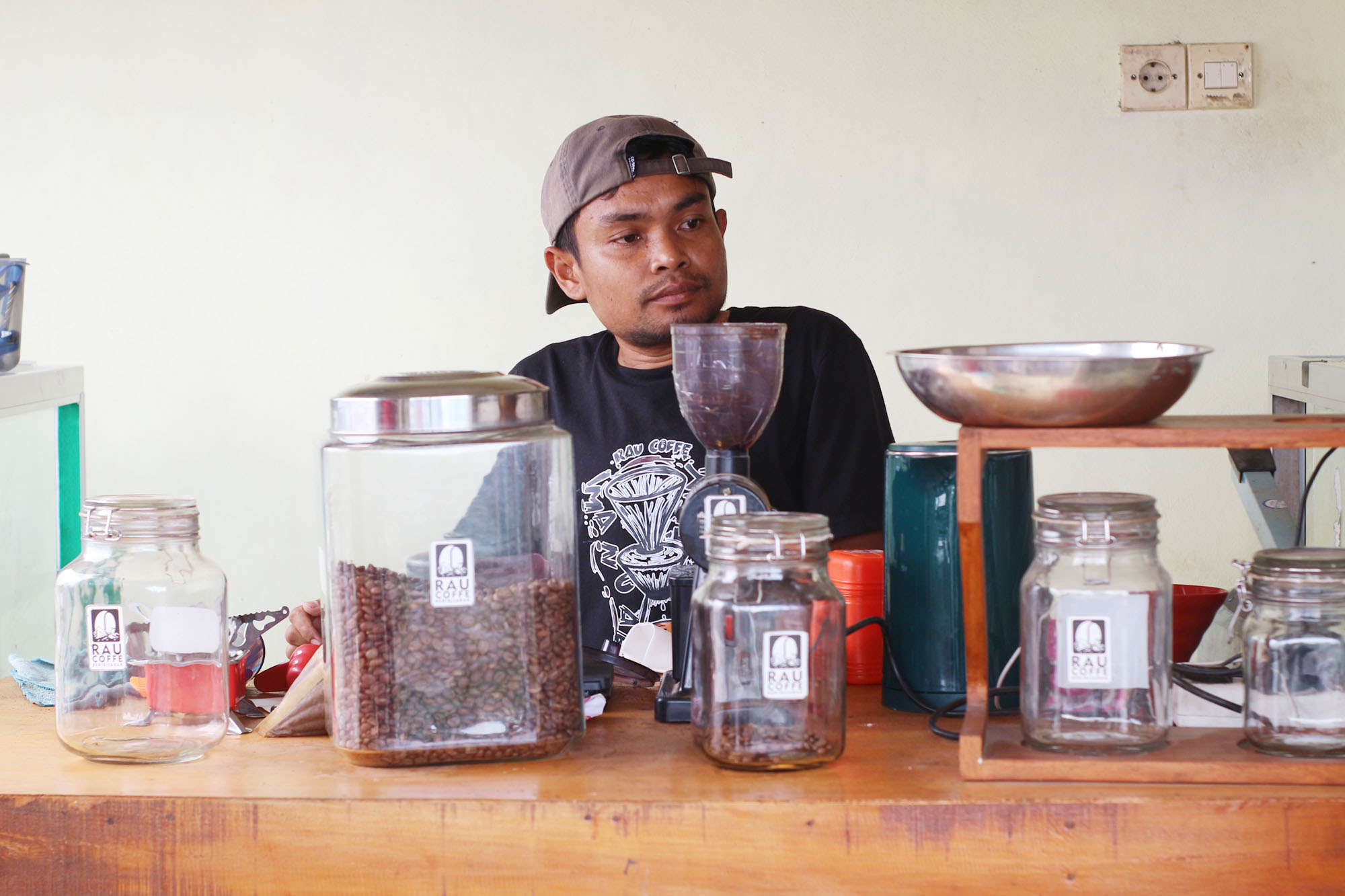 Sopian Hadi saat meracik kopi Rau di kedai kopi miliknya di Desa Beririjarak, Kecamatan Wanasaba, Lombok Timur.