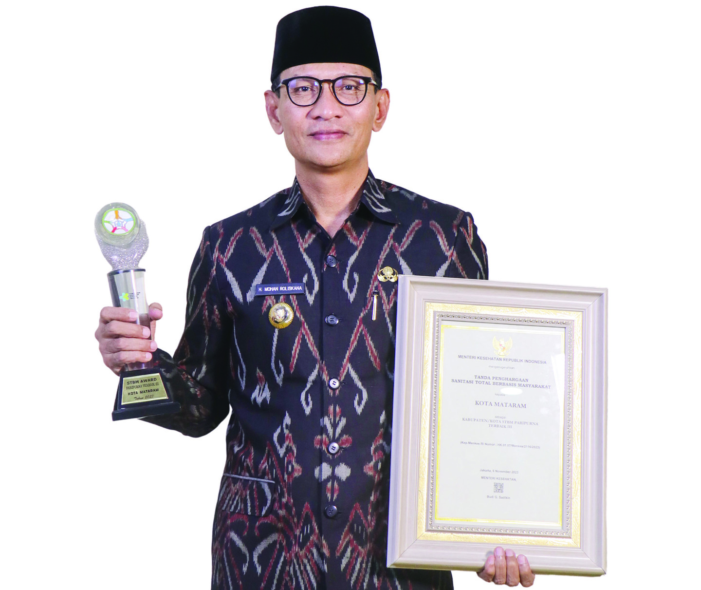 Wali Kota Mataram H Mohan Roliskana menerima penghargaan dari Kementerian Kesehatan dan Kementerian Perikanan dan Kelautan.