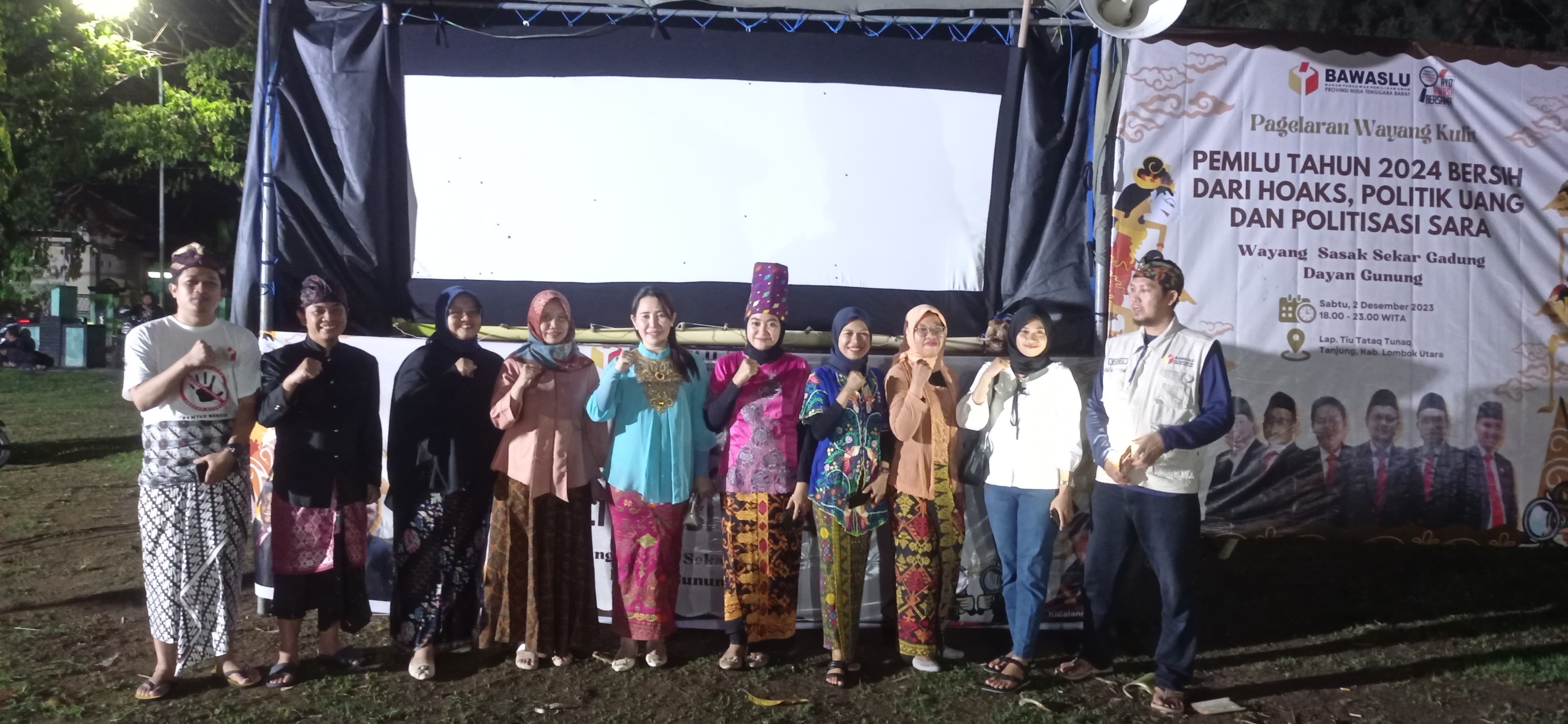 SOSIALISASI: Perwakilan Pemerintah, Bawaslu, hingga Polres Lombok Utara saat sosialisasi sebagai sarana pengawasan partisipatif di Lapangan Tioq Tata Tunak Tanjung, Sabtu (2/12).