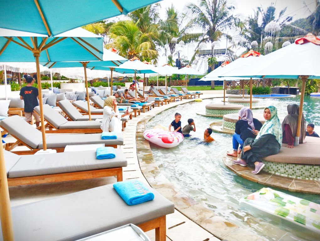 AKHIR TAHUN: Sejumlah wisatawan lokal menghabiskan akhir pekan mereka di Mandalika Beach Club, Kuta, Mandalika, Sabtu (2/12) lalu.