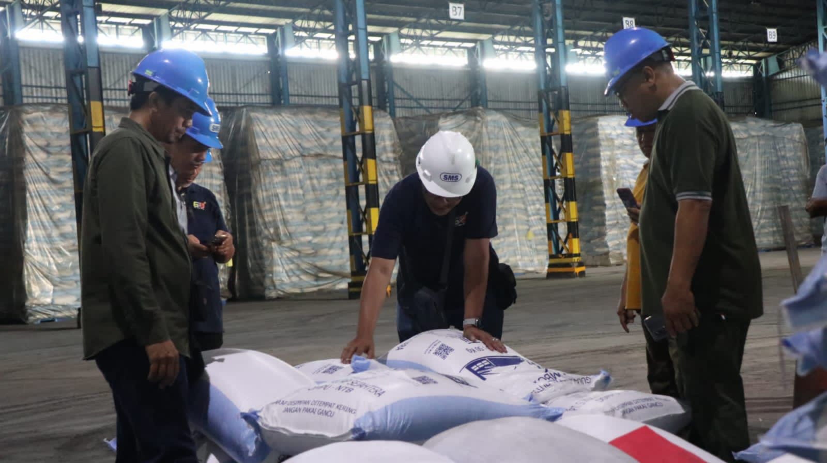 CEK STOK GULA: Tim Dinas Perindustrian NTB saat melakukan pengecekan stok gula pasir yang ada di PT Sukses Mantap Sejahtera (SMS) di Doropeti, Kabupaten Dompu, Sabtu (2/12). (IST/LOMBOK POST)