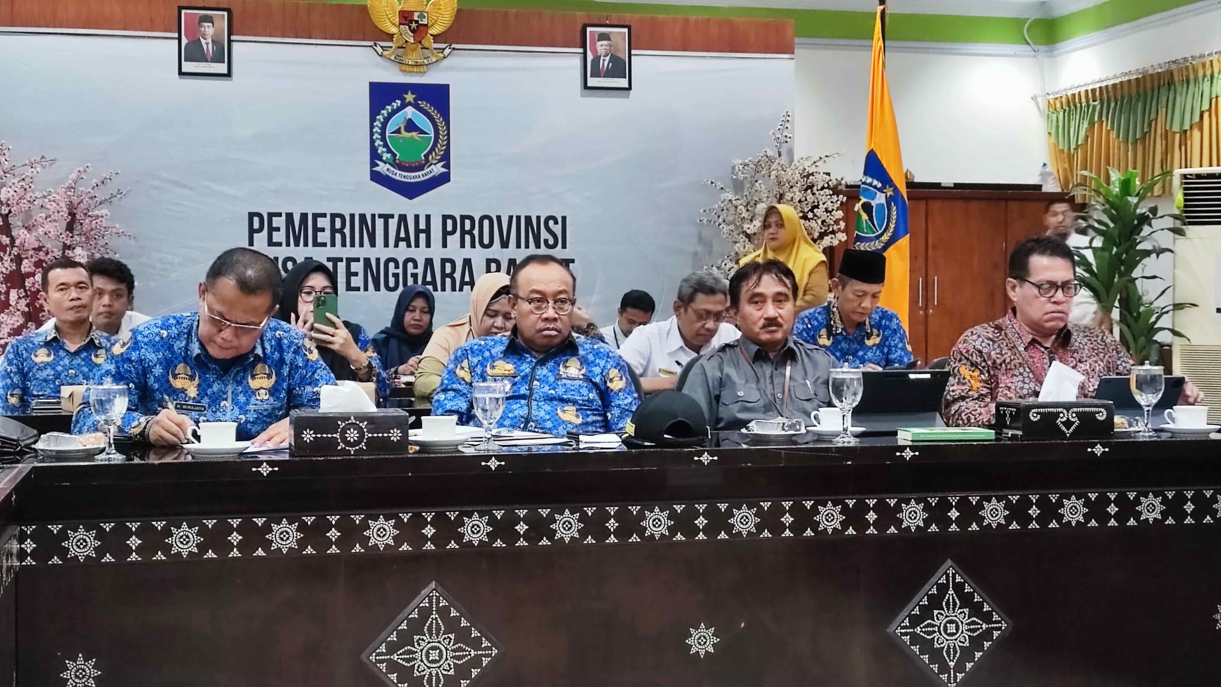 Pj Gubernur NTB HL Gita Ariadi, Kepala BPS NTB Wahyudin, dan sejumlah pejabat saat rakor inflasi yang dipimpin Mendagri Tito Karnavian secara virtual, kemarin (4/12).