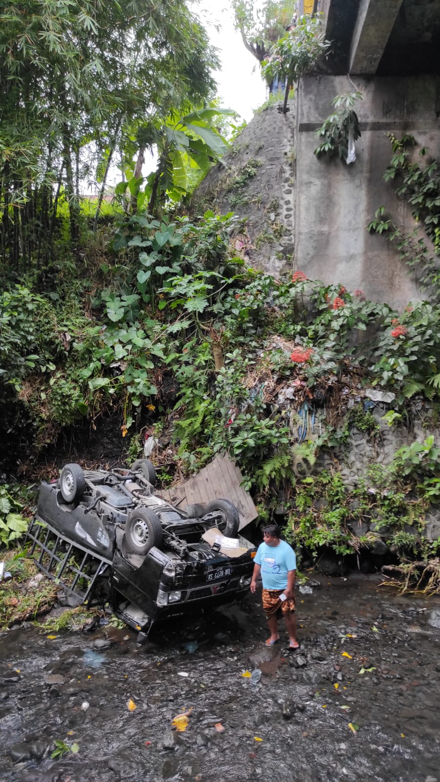 TERJUN BEBAS: Mobil bak terbuka yang dikemudikan Fauzan jatuh ke sungai di tikungan jembatan Kalibambang Kecamatan Lenek, Lombok Timur (Lotim), Senin (4/12)