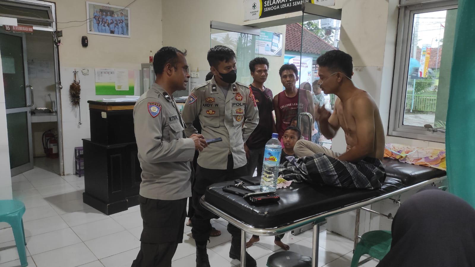 DIMINTAI KETERANGAN: Fauzan, sopir pickup dirawat di Puskesmas Lenek, Lombok Timur.