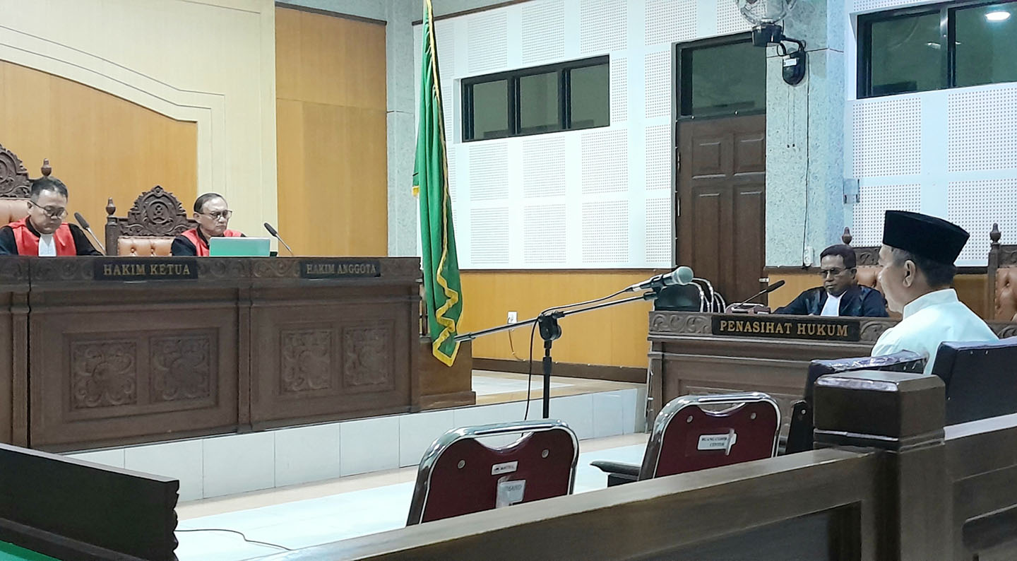 Terdakwa dr. Dede Hasan Basri mendengarkan pembacaan tuntutan jaksa di Pengadilan Tipikor Mataram, Rabu (6/12).