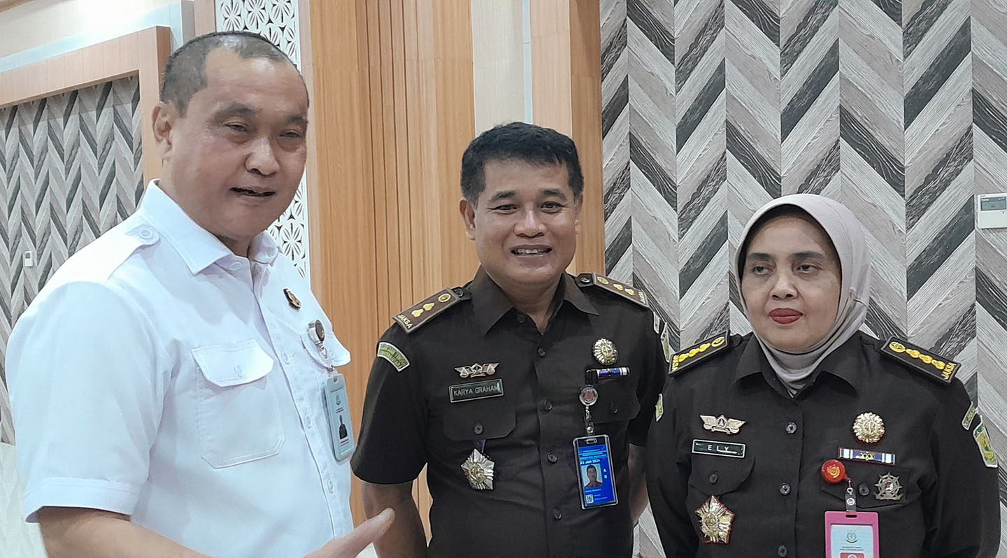 Kajati NTB Bambang Gunawan (kiri) bersama Aspidsus Ely Rahmawati (kanan) dan Plh Asintel Karya Graham Hutagaol saat memberikan penjelasan kepada wartawan, Rabu (6/12).
