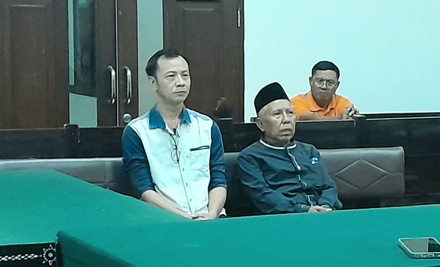 Yanrik (kiri) bersama Iskandar (berpeci), menjalani sidang putusan di Pengadilan Tipikor Mataram, Selasa (5/12).
