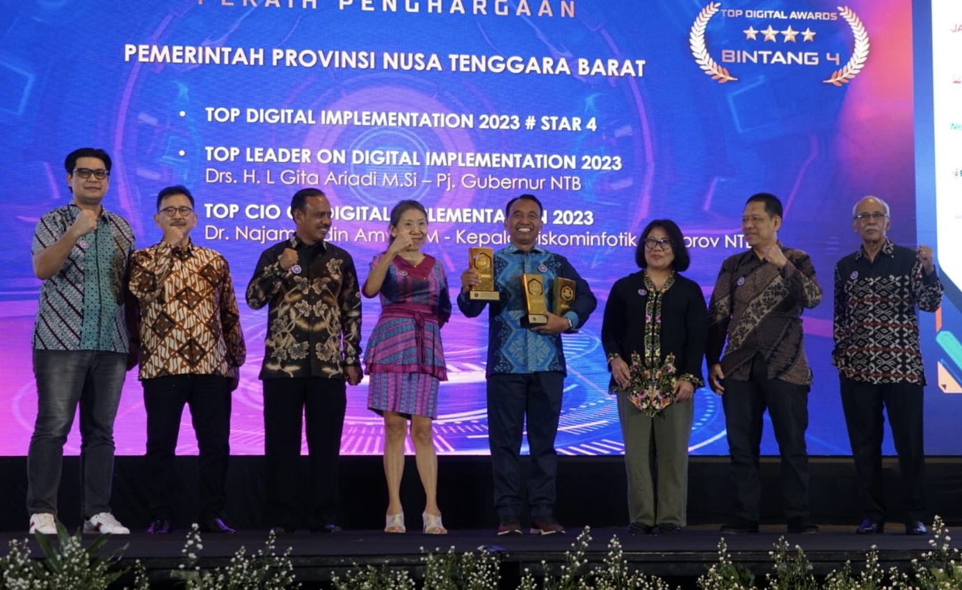 Kepala Dinas Kominfotik NTB Dr Najamuddin Amy saat anugerah Top Digital Implementation pada ajang Top Digital Award 2023 di Jakarta.