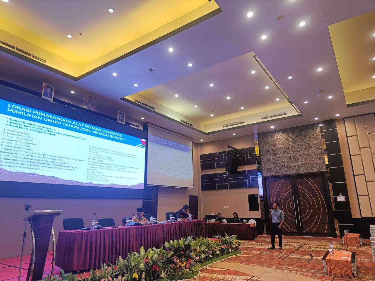 Rapat koordinasi pengawasan pemasangan APK pada Pemilu 2024 bersama perwakilan partai politik, OPD teknis, dan jajaran pengawas pemilu.
