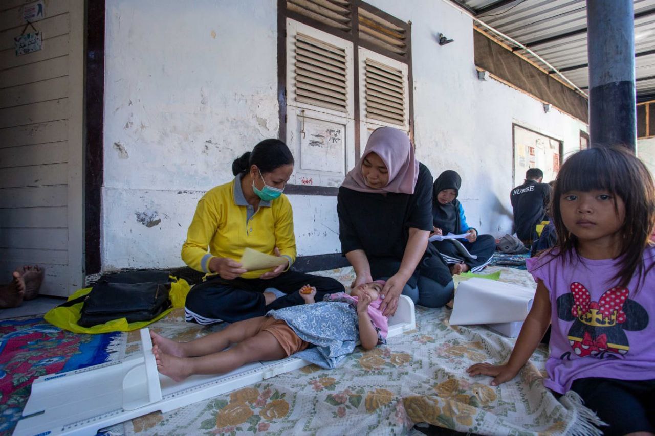 Seorang anak tengah mendapatkan layanan kesehatan sebagai bagian upaya memperkuat IPM.