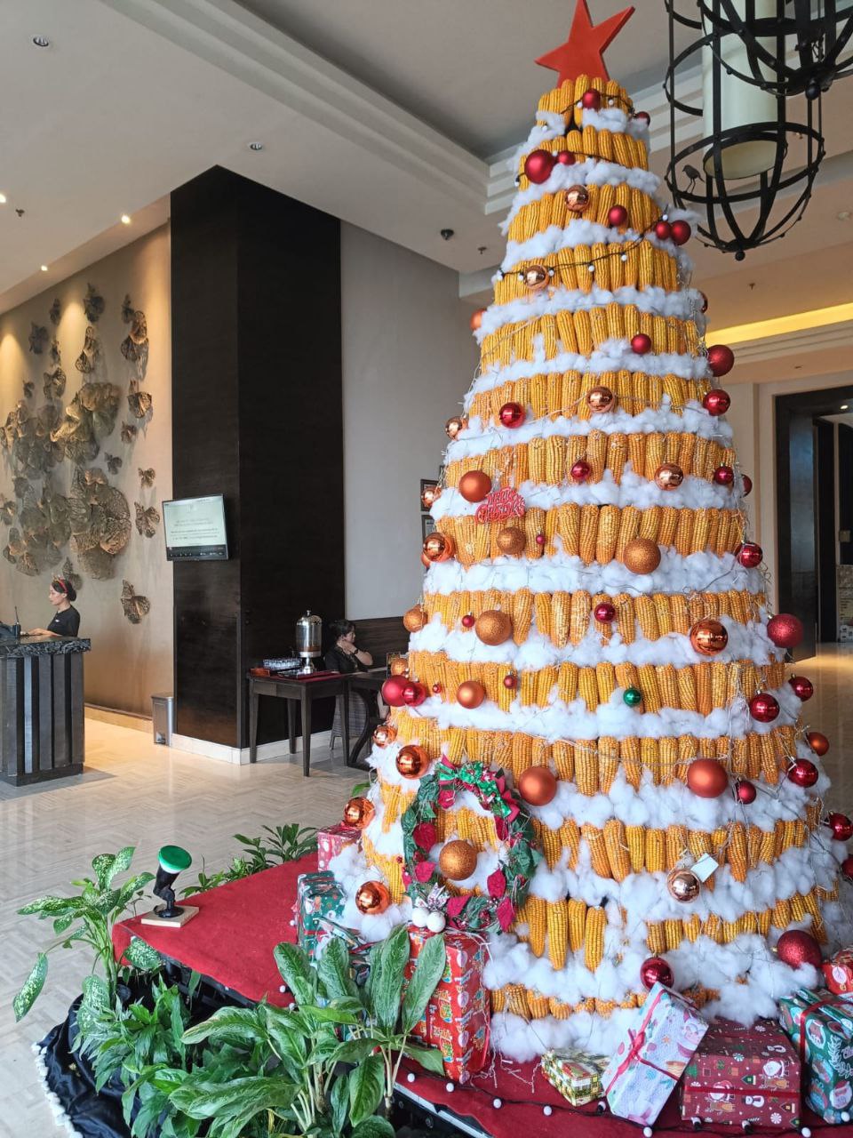Pohon natal di salah satu hotel berbintang di Kota Mataram dibuat dari susunan jagung.
