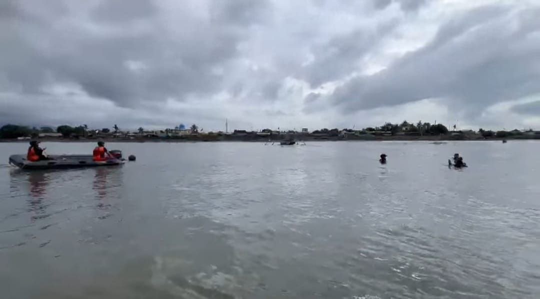 Tim rescue mencari Bilal di laut Ampenan.