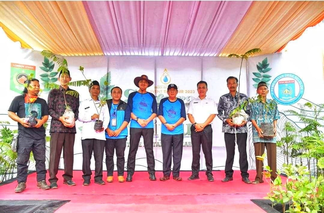SERAHKAN BIBIT POHON: Perwakilan Perumda Amerta Dayan Gunung, Pemkab, dan Polres Lombok Utara saat menyerahkan bibit pohon yang akan ditanam di Desa Selelos, Kecamatan Gangga. (PROKOPIM)
