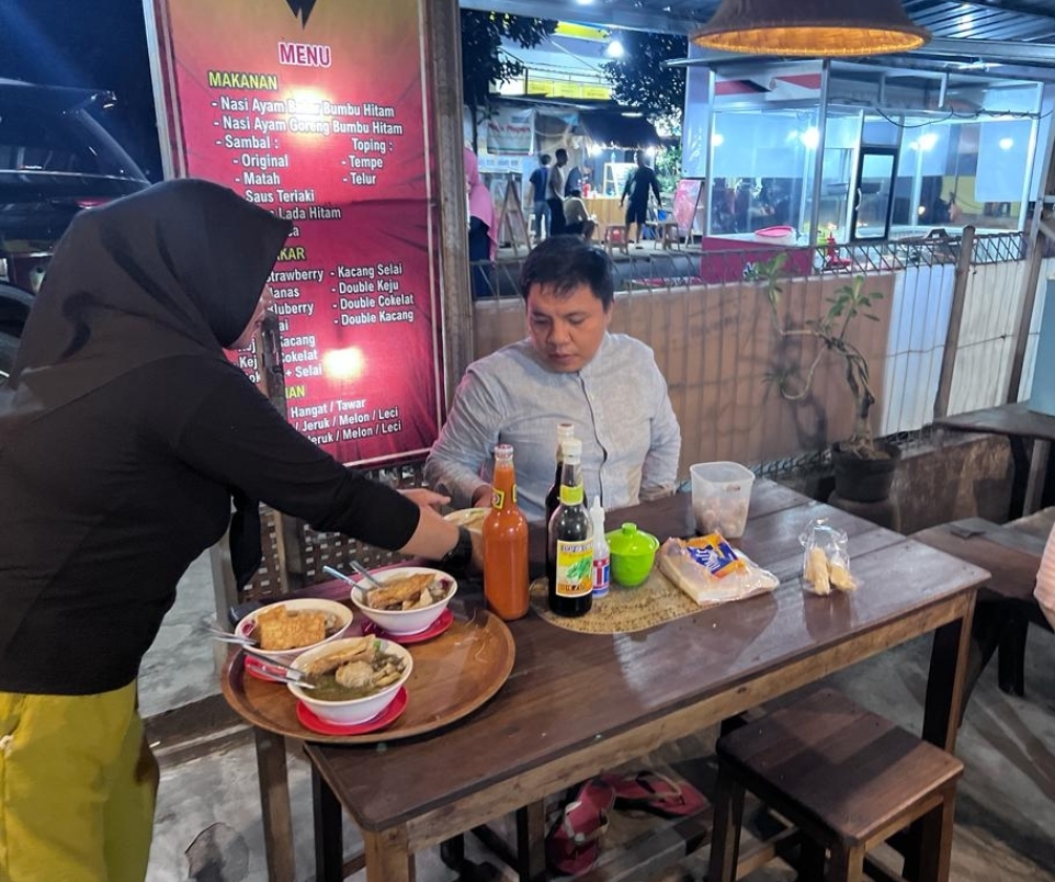 Suasana warung Bakso Jagal By Hadin di Jalan Arif Rahman Hakim Karang Bedil Kota Mataram
