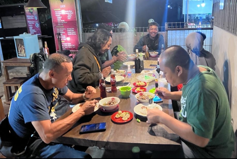Warung Bakso Jagal By Hadin asyik juga buat nongkrong.