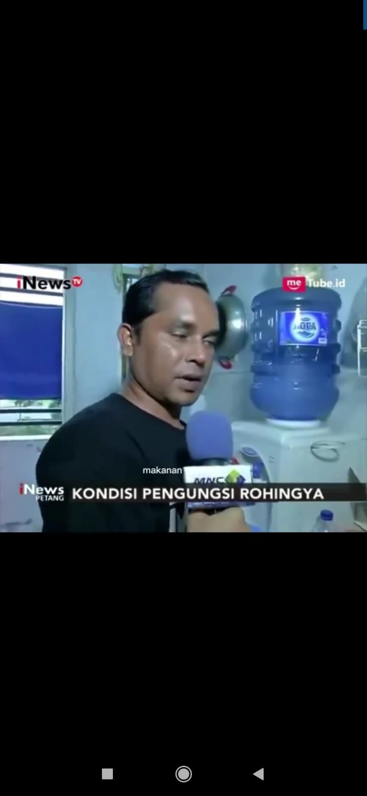 MINTA DITAMBAH: Wawancara media televisi nasional dengan pengungsi Rohingya di Sidoarjo, Jawa Timur. (Tangkapan layar Youtube INewsTV)