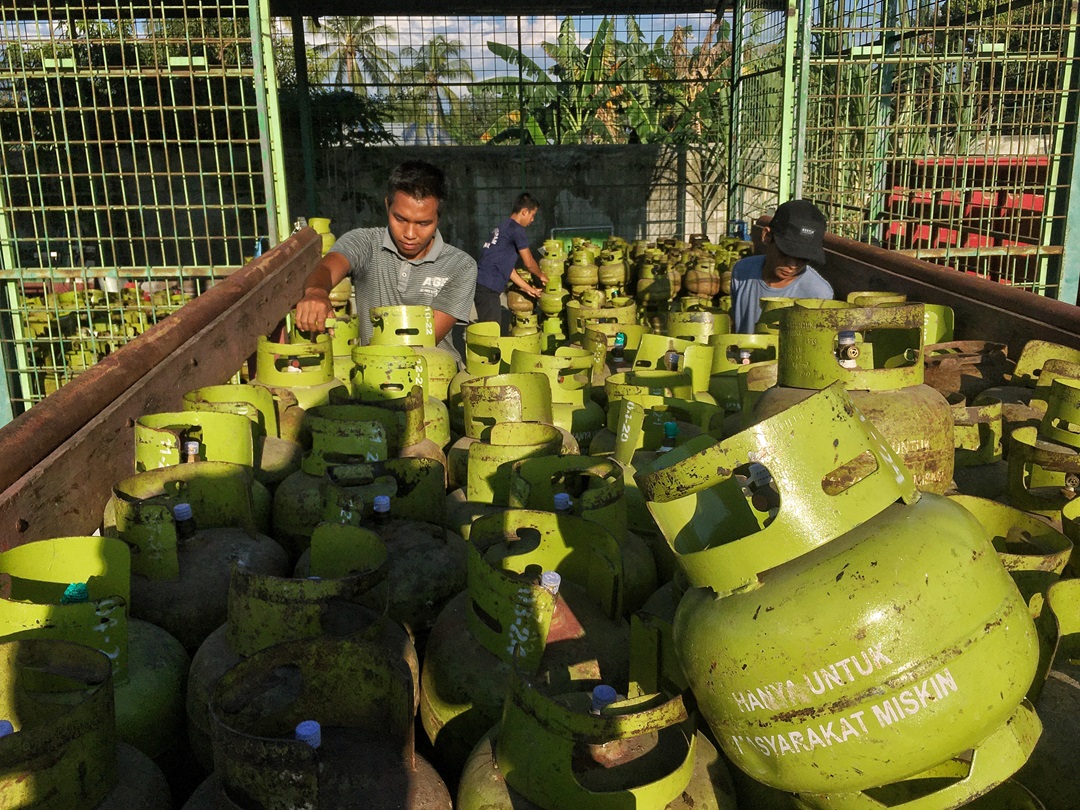 TAMBAH PASOKAN: Pertamina Patra Niaga menambah pasokan tabung LPG 3 kg ke Pulau Sumbawa untuk mengatasi kelangkaan beberapa waktu lalu.(IVAN/LOMBOK POST)