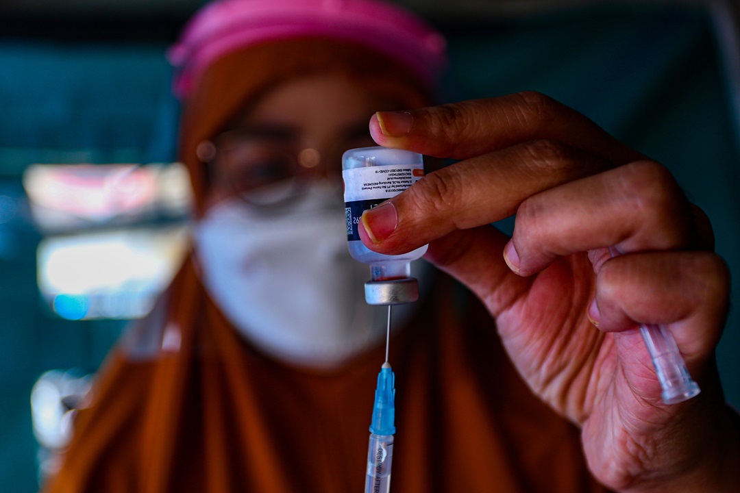 KEKEBALAN TUBUH: Semakin banyak individu yang melakukan vaksin di suatu wilayah, maka Herd Immunity akan tercapai. (IVAN/LOMBOK POST)