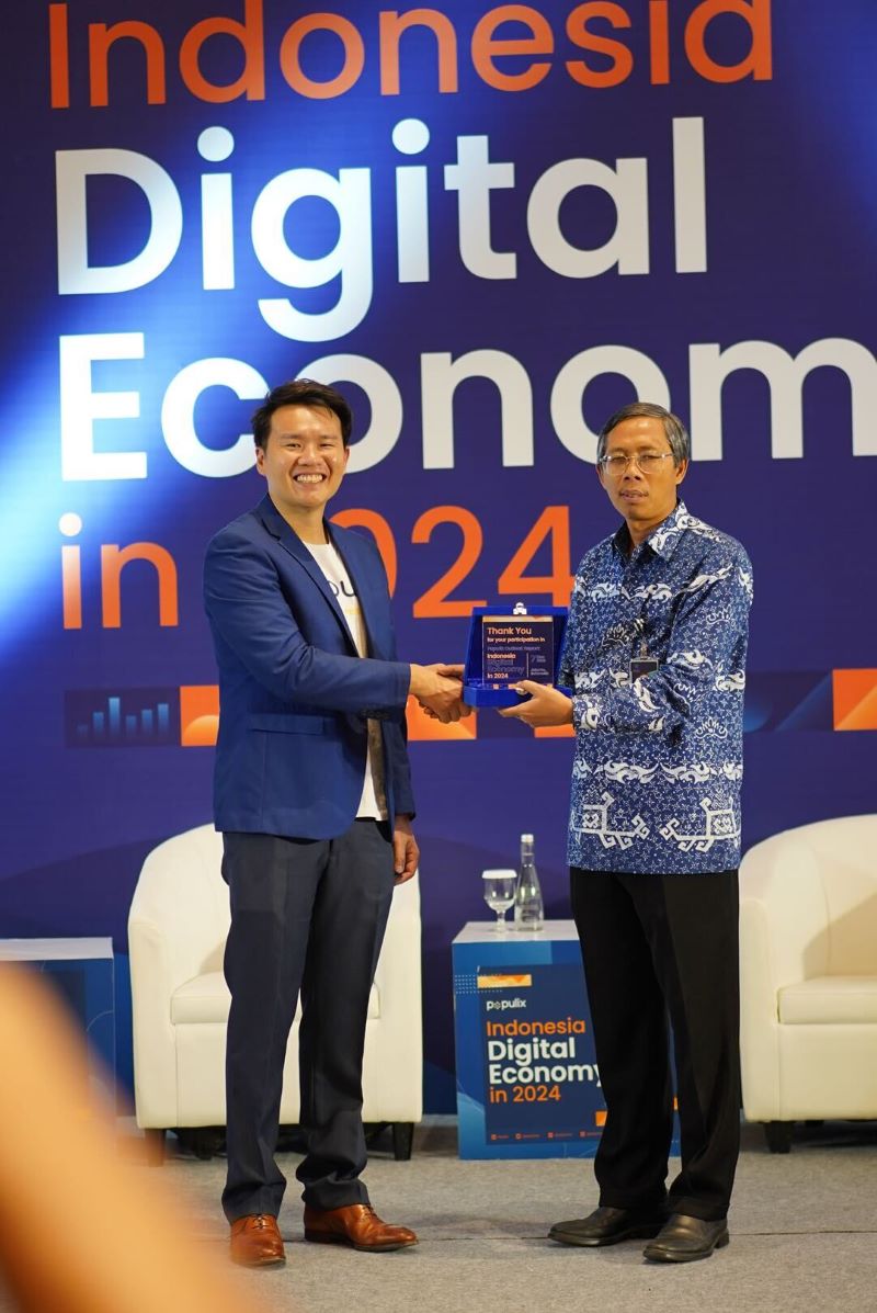 CENDERAMATA: Co-Founder & CEO Populix Timothy Astandu menyerahkan Token of Appreciation kepada perwakilan Kemendag di acara Populix Industry Outlook: Indonesia Digital Economy 2024, Kamis (7/7)