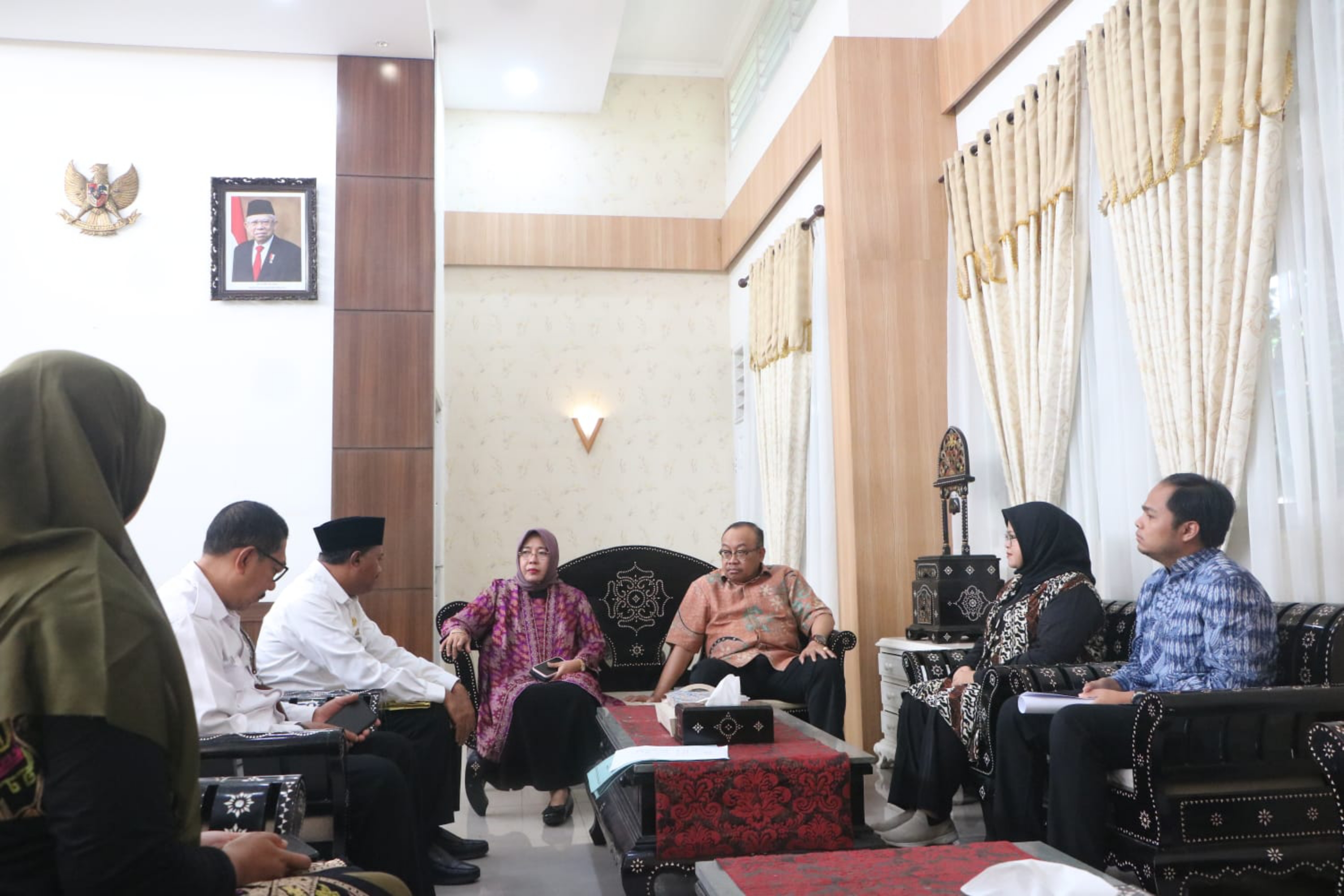 AUDIENSI: Pj Gubernur NTB H L Gita Ariadi (tiga kanan) bersama Pj Ketua PKK NTB Hj Lale Prayatni Gita Ariadi (empat kiri) menerima audiensi PT Multidaya Teknologi Nusantara eFishery. (IST/LOMBOK POST)