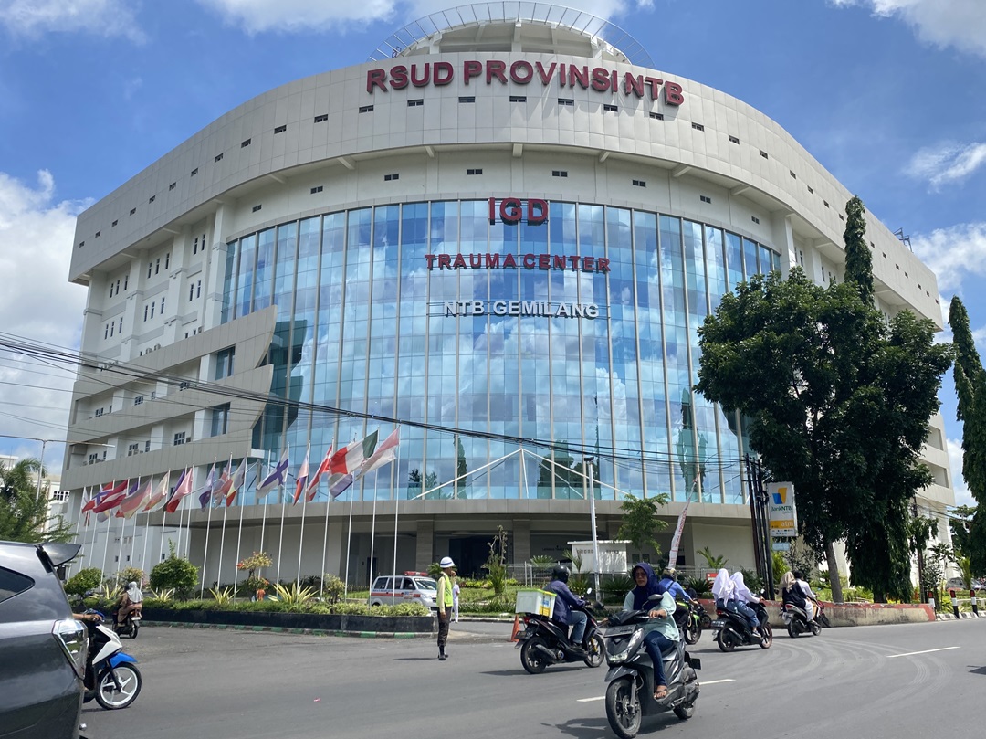 PENINGKATAN FASILITAS KESEHATAN: Para pengendara melintas di depan gedung layanan IGD dan Trauma Center milik RSUP NTB, Selasa (5/12). (YUYUN/LOMBOK POST )