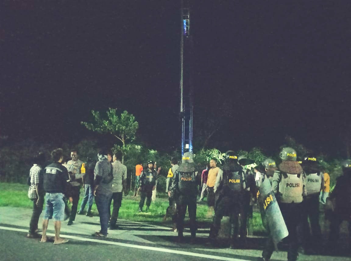 Aparat dari Polres Lombok Tengah dan Polsek Pujut mengevakuasi terduga pencuri lampu reklame yang nyaris dihakimi massa di Bypass BIL-Mandalika, Kamis (7/12) dini hari.