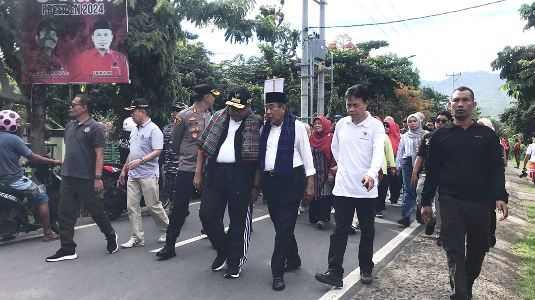 AKRAB: Pj Gubernur Provinsi NTB H Lalu Gita Ariadi bersama Bupati Kabupaten Lombok Utara H Djohan Sjamsu (tengah) menuju lokasi Kegiatan Jumat Salam di Pelabuhan Pemenang.(NURUL/LOMBOK POST)